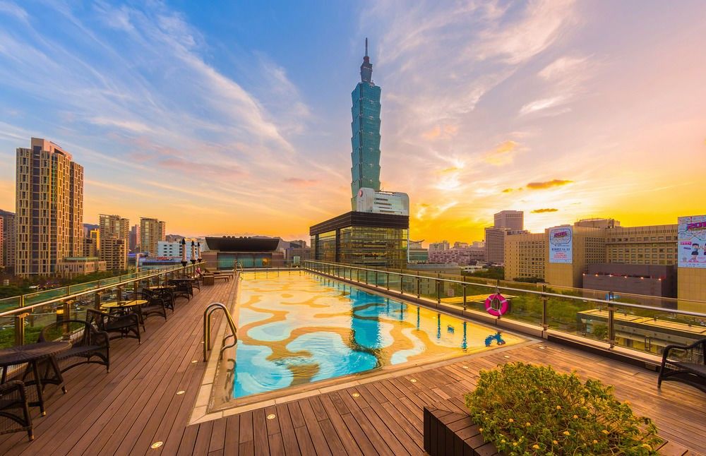 Humble House Taipei, Curio Collection By Hilton Hotel Buitenkant foto View of Taipei 101 from the rooftop pool